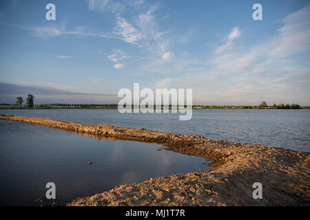 Aufteilung der überfluteten Reisfeldern in Piemont, Italien bei Sonnenuntergang Stockfoto