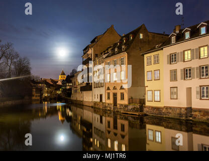 Mond über Ill im Viertel Petite France, Strasbourg - Elsass, Stockfoto