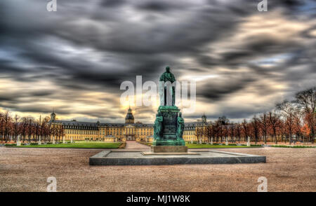 Denkmal von Karl Friedrich von Baden und das Karlsruher Schloss, Germa Stockfoto