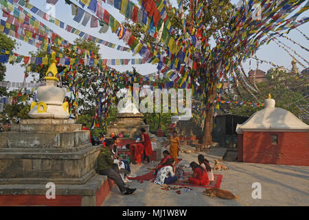 Kathmandu, Nepal - März 23, 2018: Familie in traditionelle hinduistische Kleider sind in Picknick bei Swayambhunath Stupa Stockfoto