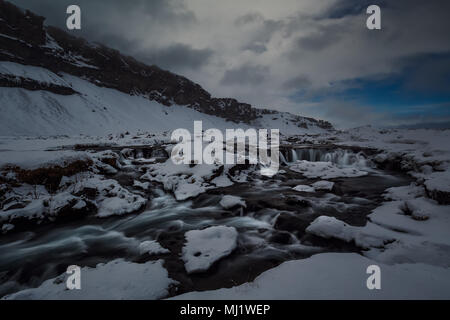 Gefrorenen Wasserfall in einem Wintertag in Island Stockfoto