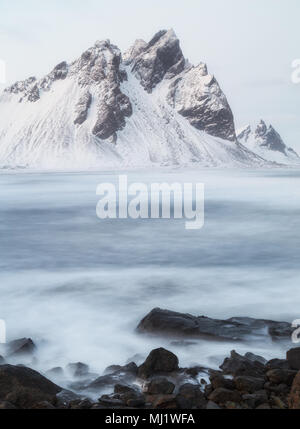 Vestrahorn und Brunnhorn Berge von stokksnes in Island Stockfoto