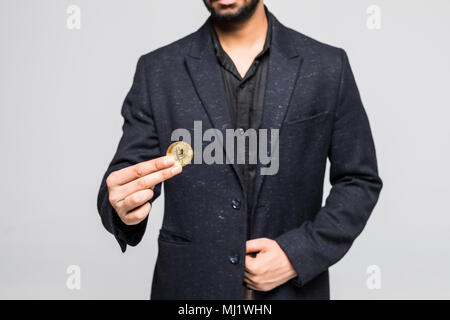 Inder und Goldene bitcoin in der Hand auf einem weißen Hintergrund isoliert Stockfoto