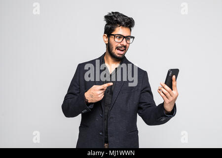 Indisches Geschäft man seinen Finger auf Handy. Stockfoto