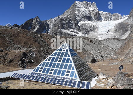 Lobuche, Nepal - März 16, 2018: Die Pyramide International Laboratory Stockfoto