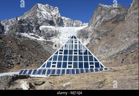 Lobuche, Nepal - März 16, 2018: Die Pyramide International Laboratory und die Berge im Hintergrund Stockfoto