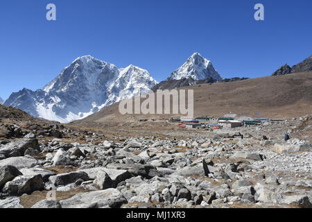 Lobuche Dorf und Gebirge um Cho La im Hintergrund Stockfoto