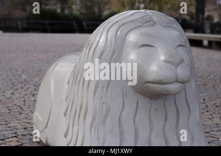 Stockholm, Schweden, 30. April 2018. Eine konkrete Löwe namens Stockholmslejon entworfen von Anders Årfelt, Verkehr an Raoul Wallenbergs Square zu stoppen. Stockfoto