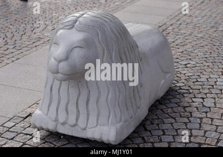Stockholm, Schweden, 30. April 2018. Eine konkrete Löwe namens Stockholmslejon entworfen von Anders Årfelt, Verkehr an Raoul Wallenbergs Square zu stoppen. Stockfoto