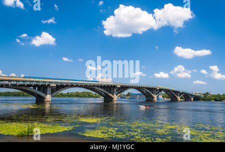 Blick von der U-Bahn Brücke über den Dnjepr in Kiew, Ukraine Stockfoto