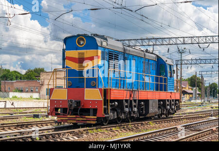 Rangierlok auf einer ukrainischen Station Stockfoto