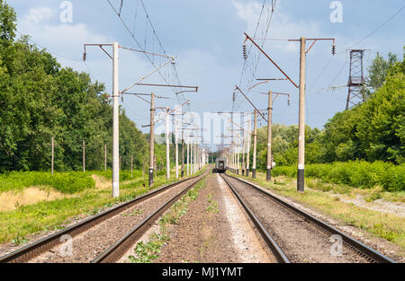 Zweigleisigen elektrifizierten (25 kV, 50 Hz) Bahnstrecke Stockfoto