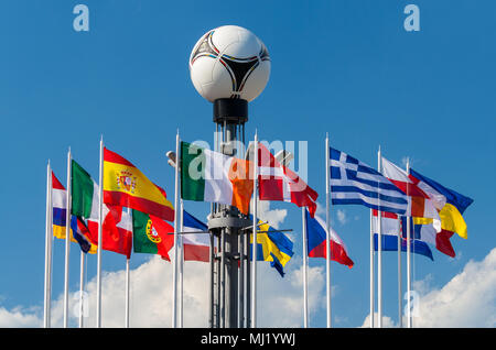 Kiew, Ukraine - Juni 19., 2012. Nationale Flaggen und Adidas Tango 1. Stockfoto