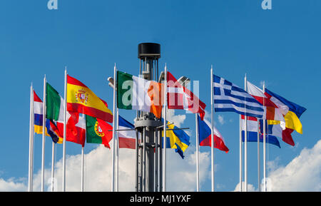 Nationale Fahnen der europäischen Länder auf dem europäischen Marktplatz in K Stockfoto