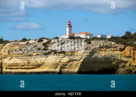 Leuchtturm Alfanzina, felsige Küste, Carvoeiro, Algarve, Portugal Stockfoto