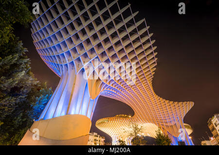 Moderne Architektur, Holz- struktur Metropol Parasol, bei Nacht beleuchtet, Plaza de la Encarnacion in Sevilla, Andalusien, Spanien Stockfoto