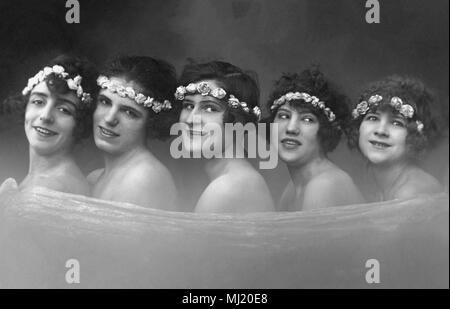 Mode, fünf Frauen mit Blumenkranz im Haar, 1920er Jahre, Deutschland Stockfoto