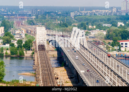 Blick auf das linke Ufer des Dnjepr von einem Hügel auf dem rechten Ufer. Kiew, Ukraine Stockfoto