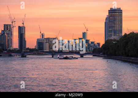 Blick auf die Skyline der Stadt von Vauxhall, London, einschließlich St George Wharf,, entlang der Themse vom Westminster Bridge Stockfoto