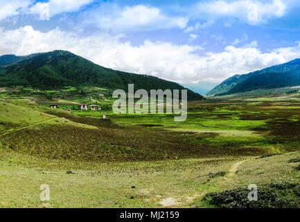 Landschaft der Berge Phobjikha Tal in Bhutan Himalaya Stockfoto