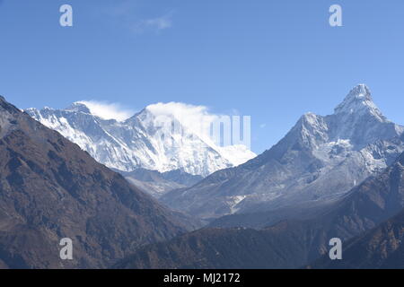 Mount Everest, Lhotse und Ama Dablam an einem sonnigen Tag Stockfoto