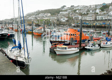 Eine Vielzahl von Fischen, Boote, Yachten und Sportbooten in Newlyn Harbour mit der Stadt von newlyn im Hintergrund. Stockfoto