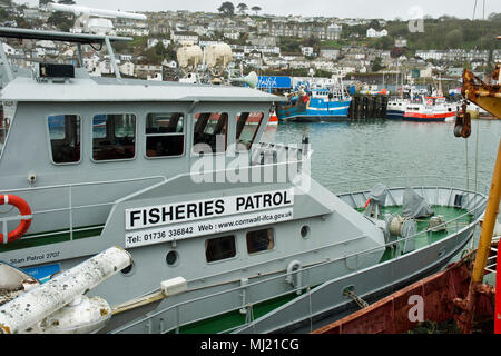 Die Fischerei Patrouille Schiff, Saint Piran, im Vordergrund mit Fischerbooten und die Stadt von Newlyn im Hintergrund. Stockfoto