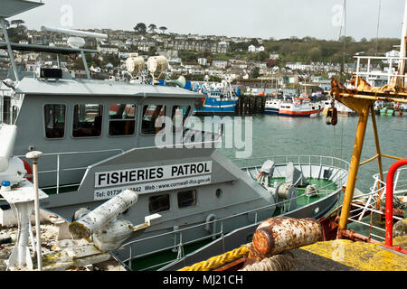 Die Fischerei Patrouille Schiff, Saint Piran, im Vordergrund mit Fischerbooten und die Stadt von Newlyn im Hintergrund. Stockfoto