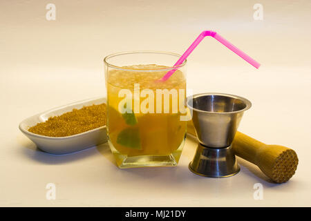 Caipirinha ist Brasiliens nationale Cocktail mit Cachaça, Zucker und Kalk. Brasilien die häufigsten und bekanntesten alkoholische Getränke Stockfoto