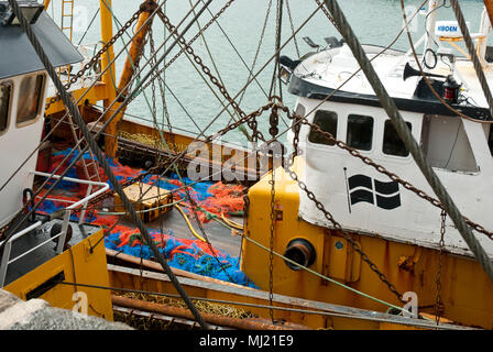 Ein Strahl trawler Fischereifahrzeug, das die Flagge von Cornwall St. Piran, sowie bunte Netze. In Newlyn günstig Hafen der UKs größte Fischereiflotte. Stockfoto