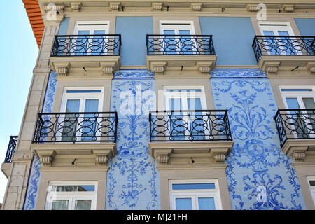 Historische Fassade in Porto dekoriert mit blauen Hand bemalte Zinn-glasierten Fliesen azulejo Porto, Portugal Stockfoto