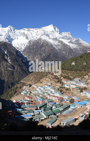 Namche Bazar und Kongde Ri Berg Stockfoto