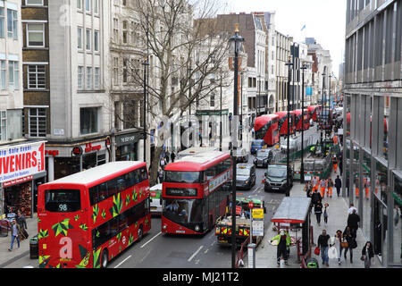 Busse und andere Verkehr auf der Oxford Street im East End in der Nähe der Tottenham Court Road, London, UK. Stockfoto