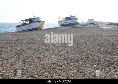 Fischerboote auf dem Kiesstrand in Hythe, in der Nähe von Folkestone, Kent, Großbritannien Stockfoto