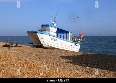 Fischerboot am Kiesstrand in Hythe, in der Nähe von Folkestone, Kent, Großbritannien Stockfoto