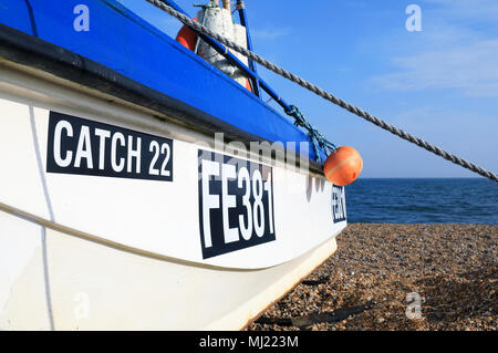 Fischerboot am Kiesstrand in Hythe, in der Nähe von Folkestone, Kent, Großbritannien Stockfoto