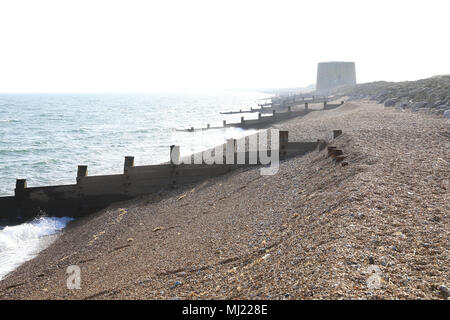 Die Martello Tower auf dem Strand in Hythe, in der Nähe von Folkestone, Kent, Großbritannien Stockfoto