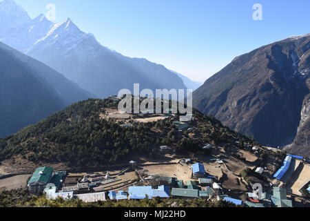 Oberen Teil von Namche Bazar und den Blick auf das Tal in den Sagarmatha Nationalpark Stockfoto