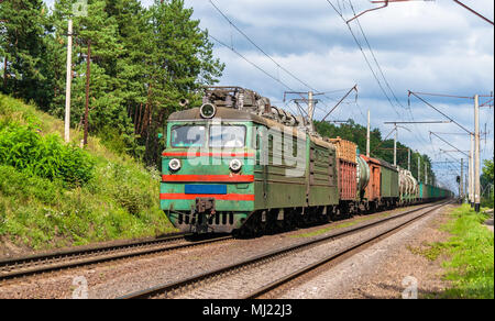 Güterzug von alten elektrischen Lokomotive. Die Ukraine Stockfoto