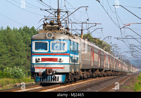 Personenzug geschleppten elektrische Lokomotive. Ukraine Eisenbahnen Stockfoto