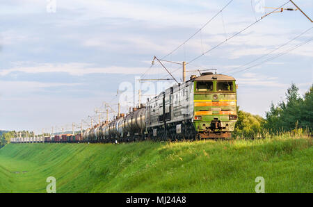 Güterzug mit Diesellok. Die Belarussische Eisenbahn Stockfoto