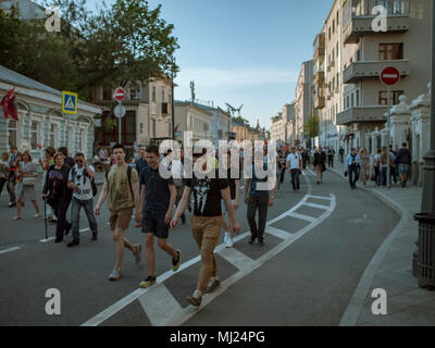 Moskau, Russland - 9. Mai 2016: Eine Masse von Menschen zu Fuß entlang der Straße Bolshaya Ordynka Straße nach dem März unsterblich Regiment. Abend hyperlapse Stockfoto