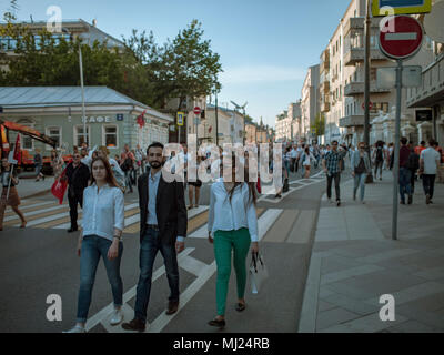 Moskau, Russland - Mai 9, 2016: Ein junger Mann im Anzug mit zwei Mädchen sind zu Fuß entlang der Straße Bolshaya Ordynka Straße nach dem März unsterblich Regiment. Eine Krähe Stockfoto