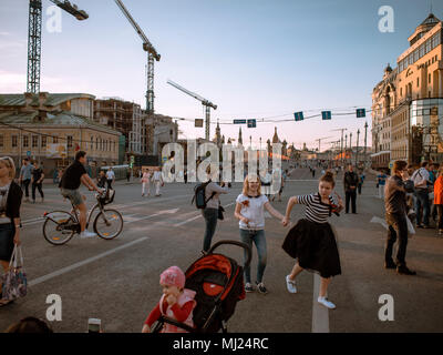 Moskau, Russland - Mai 9, 2016: die Menschen sind zu Fuß entlang der Kleinen Moskvoretsky Brücke. Zwei Mädchen haben Spaß Stockfoto