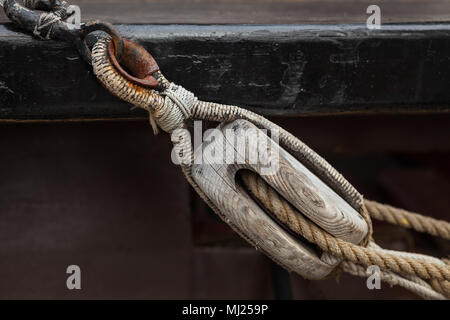 Hölzerne Segelboot anzugehen und Takelage. Stockfoto