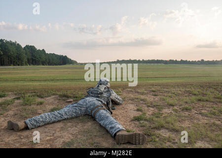 Spc. Tyler S. Studd von Team New York konkurriert am dritten Tag des 46. Winston S. Wilson Meisterschaft im Robinson Manöver Training Center, Arche. Am 25. Juli 2017. An dem Wettbewerb nahmen über 300 Soldaten und Piloten aus 46 Mitgliedstaaten ihre Treffsicherheit Fähigkeiten zu testen und um die vordersten Plätze kämpfen. (U.S. Air National Guard Bild Sammlung feiert die Tapferkeit Engagement Engagement und Opferbereitschaft der US-Streitkräfte und zivile Mitarbeiter. Stockfoto