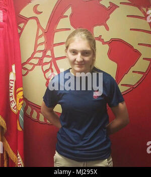 BOSTON - Olivia G. Griffin, ein Eingeborener von Brookline, Massachusetts, Lächeln für ein Foto in der Rekrutierung der Unterstation (RSS) Boston in Boston, Massachusetts, April 1. Griffin ist derzeit im Prozess der Anwerbung aus RSS-Boston und ist schiefergedeckt, Schiff training Mai 21, 2018 zu rekrutieren. Griffin hofft Opha kann Johnson's Legacy fortzusetzen und eine Marine sogar angesichts der negativen Gedanken und Gefühlen anderer geworden. "Einige Leute denken, dass ich verrückt bin für Anwerbung, während andere es als eine Chance sehen und es respektieren," sagte sie. "Ich denke, es ist ziemlich cool, wie weit alles da hat Opha Stockfoto