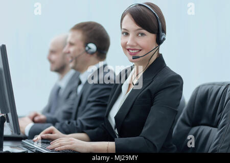 Schönes Geschäft Leute in Headsets sind mit Computern Stockfoto