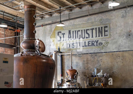 St. Augustine, Florida - Die St. Augustine Distillery. Das Unternehmen nutzt Florida angebauten landwirtschaftlichen Produkten Wodka, Gin, Rum, und Bourbon. Stockfoto