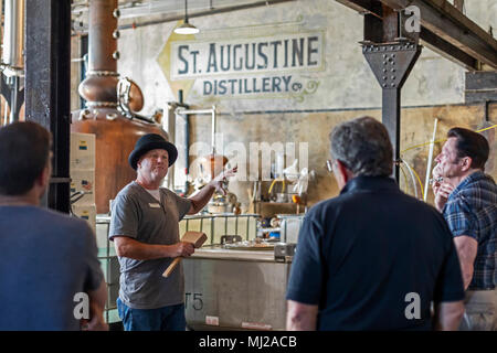 St. Augustine, Florida - eine Tour führen Besucher durch die St. Augustine Distillery. Das Unternehmen nutzt Florida angebauten landwirtschaftlichen Produkte zu Mak Stockfoto